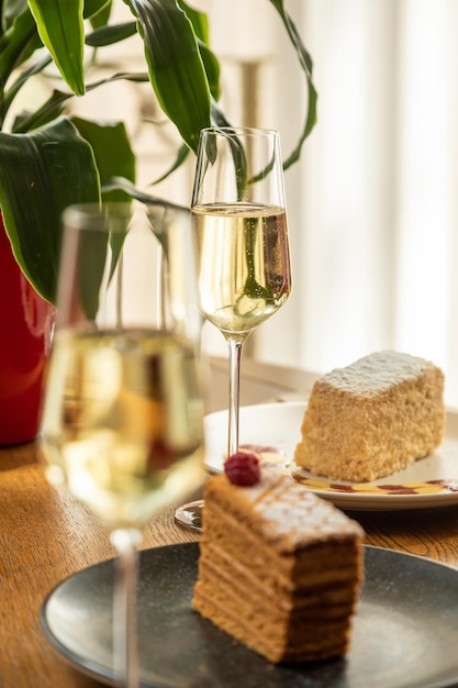 Dessert dekoriert mit Himbeeren, serviert mit Champagner. Foto des Desserts im Innenraum