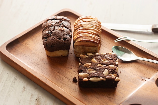 Dessert homade kochen brownie und brot auf holzteller