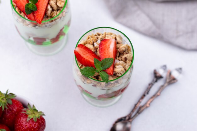 Dessert mit Erdbeere, Joghurt und Müsli