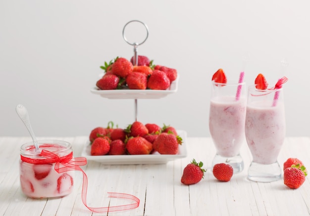 Dessert mit Erdbeeren auf Holztisch