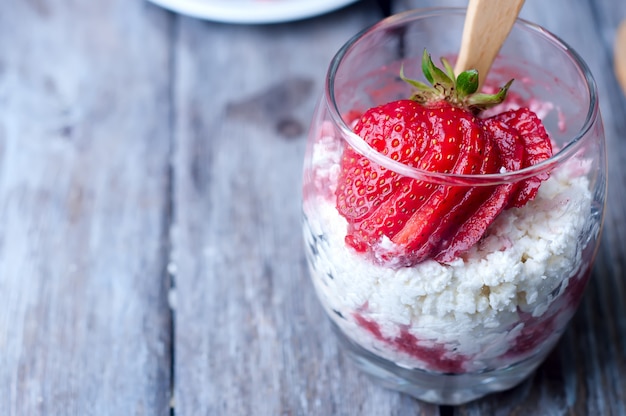 Dessert mit Erdbeeren