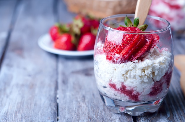 Dessert mit Erdbeeren