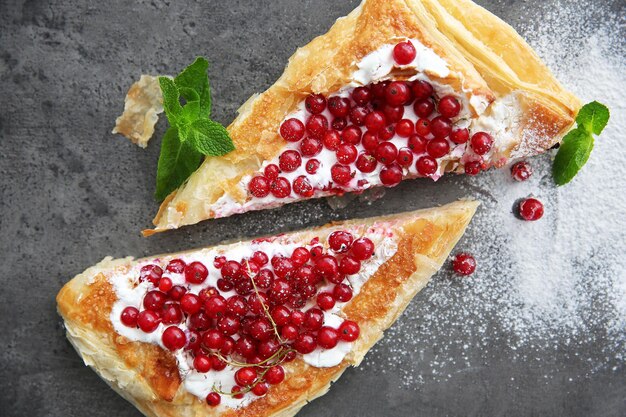 Dessert mit frischen Beeren auf grauem Hintergrund