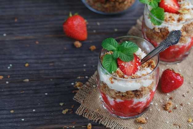 Dessert mit frischen beeren, quark, müsli und beerenmarmelade