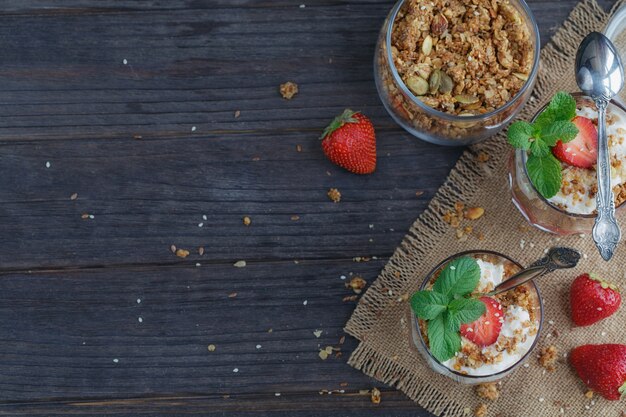 Dessert mit frischen Beeren, Quark, Müsli und Beerenmarmelade