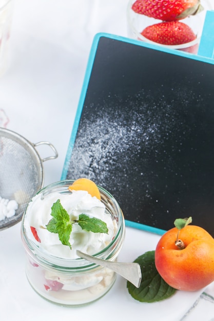 Foto dessert mit merengue und beeren