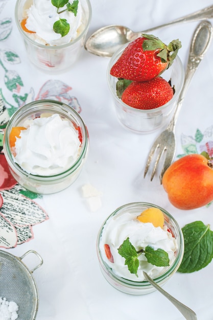 Dessert mit Merengue und Beeren