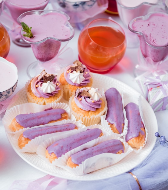 Dessert mit Sahne auf dem großen Tisch