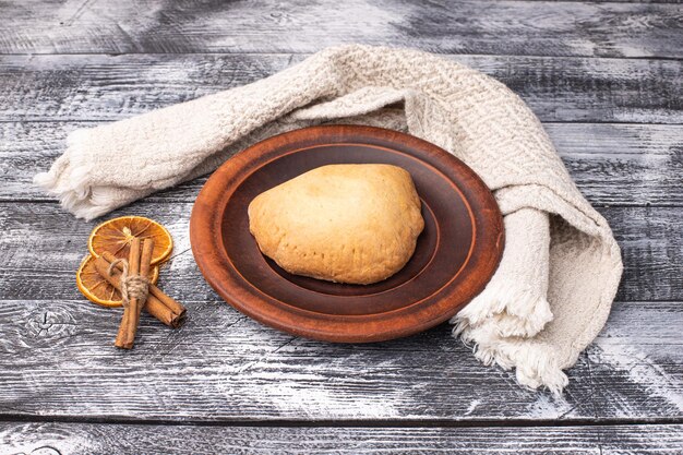 Dessert mit verschiedenen Füllungen auf einem weißen hölzernen Hintergrund Holzplatte