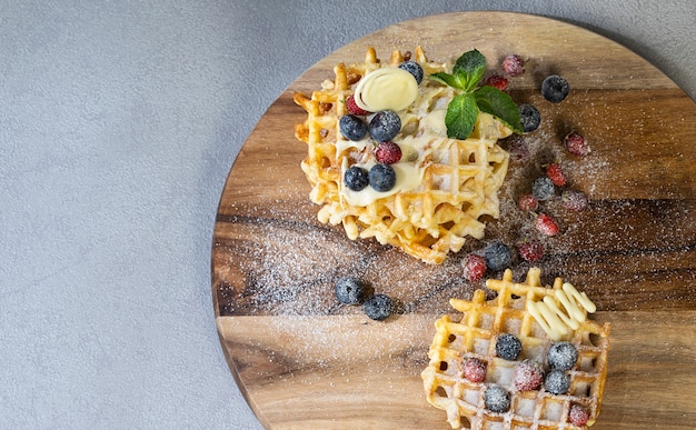 Dessert mit Waffeln und anderen Zutaten