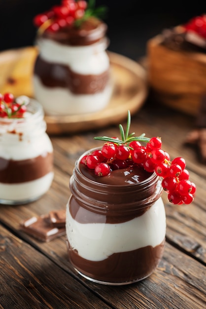 Dessert mit weißer und dunkler Schokoladencreme