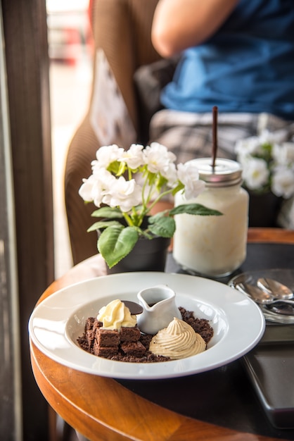 Dessert Nachmittagstee und Kaffee, ein Brownie mit Kokos Käsekuchen und kaltes Getränk.