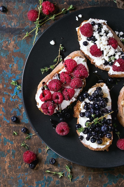 Dessert-Sandwiches mit Beeren