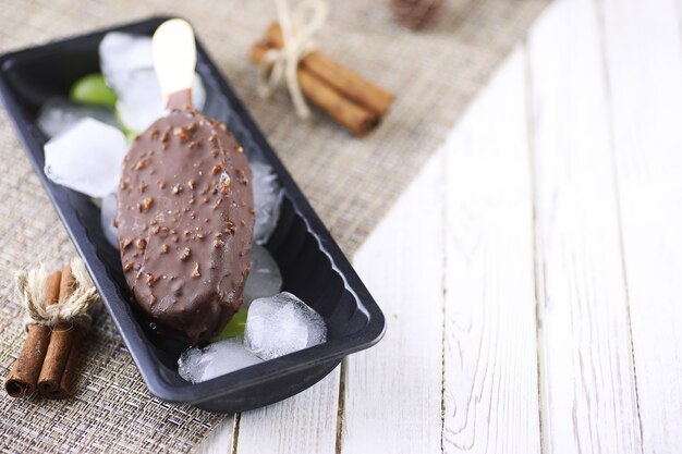 Dessert Schokoladeneis mit Nüssen am Holzstab