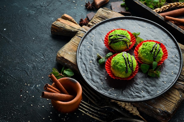 Dessert Schokoladengrüne Kuchen mit Kokosnussbonbons Draufsicht Rustikaler Stil