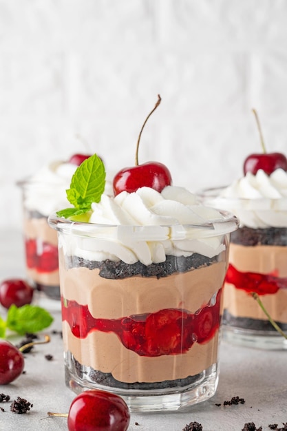 Dessert Schwarzwälder Kirschtorte im Glas Schokoladen-Trifle mit Schokocreme-Keks und Kirsche