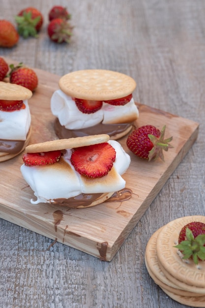 Dessert-Smores mit Marshmallow und Erdbeere