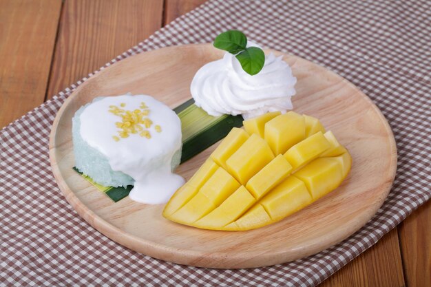 Dessert süßer klebriger Reis mit Mango Kokosmilch