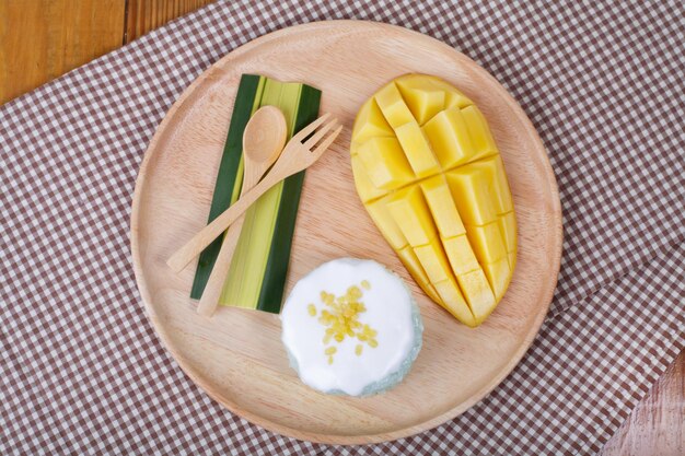 Dessert süßer klebriger Reis mit Mango Kokosmilch