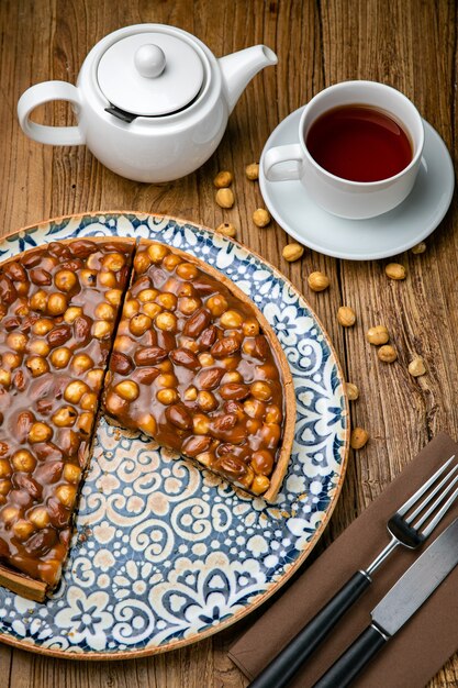 Dessert von der Speisekarte eines französischen Restaurants. Auf einem Holztisch