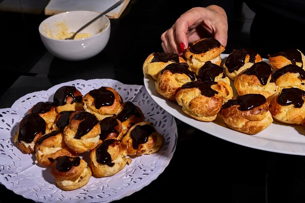 Dessert-Windbeutel mit Sahne und Schokolade