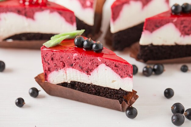 Dessertkuchen mit Heidelbeeren auf weißem Hintergrund mit Heidelbeeren