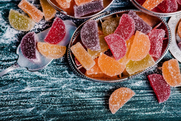 Foto dessertmarmelade in form von zitronen- und orangenscheiben
