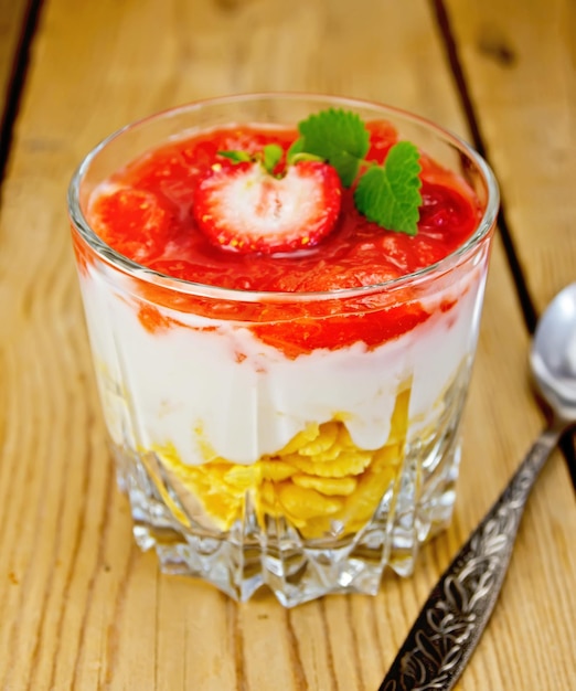 Dessertmilch mit Erdbeere und Flocken im Glas