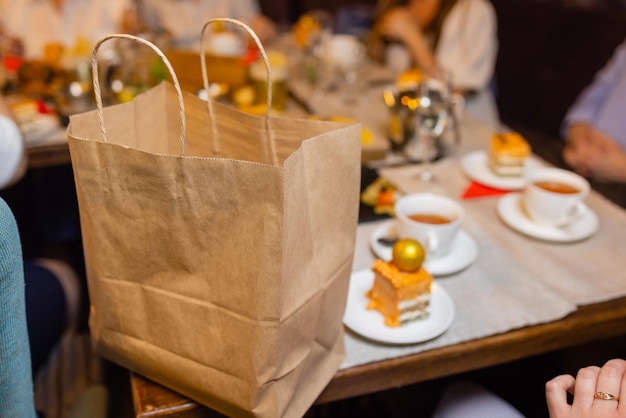 Dessertpapiertüte wartet auf Kunden an der Theke im modernen Café-Café-Lebensmittellieferservice-Café-Rest