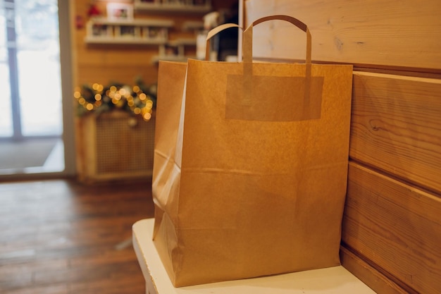 Dessertpapiertüte wartet auf Kunden an der Theke im modernen Café-Café-Lebensmittellieferservice-Café-Restaurant zum Mitnehmen