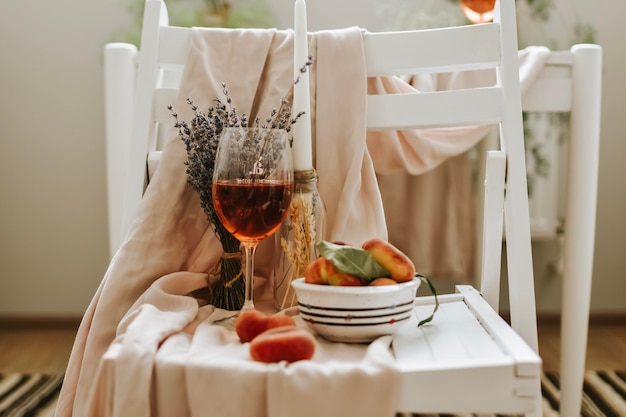 Dessertpfirsiche und ein Glas Wein auf minimalem weißem Hintergrund