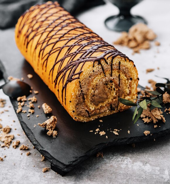 Foto dessertrolle mit halva auf einem teller