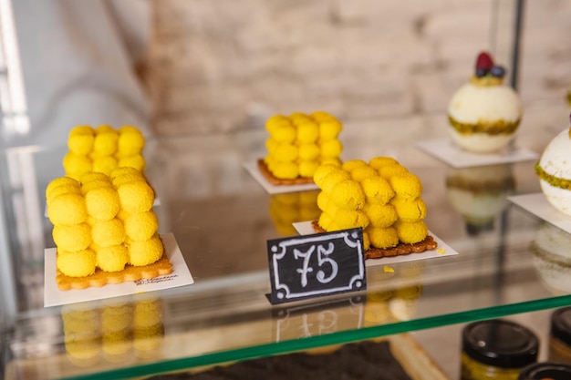 Desserts auf der Theke der Bäckerei