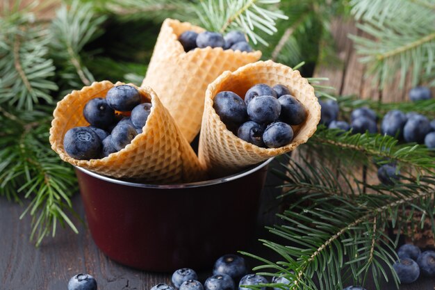 Desserts mit frischen blaubeeren auf holztisch