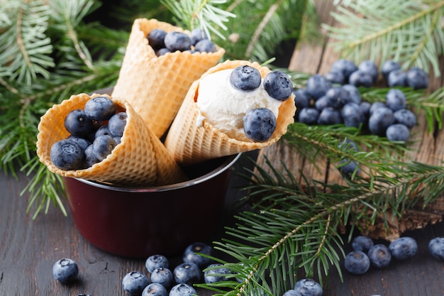 Desserts mit frischen Blaubeeren auf Holztisch