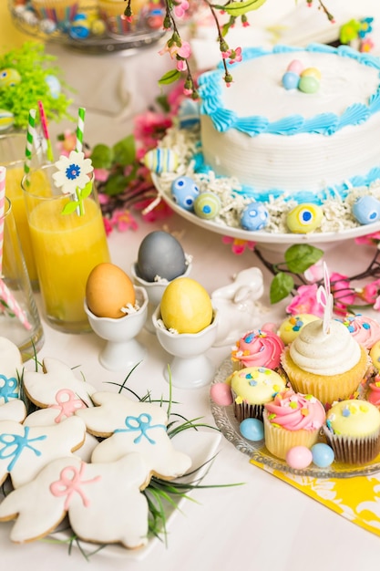 Desserttisch mit Kuchen und Cupcakes für den Osterbrunch.