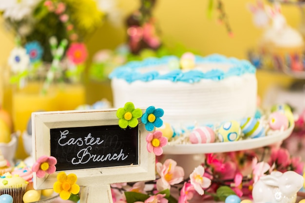 Desserttisch mit Kuchen und Cupcakes für den Osterbrunch.