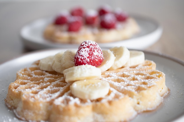 Foto dessertwaffeln mit himbeeren und bananen