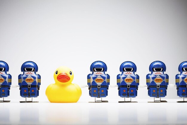 Destacando entre la multitud Tin Robot Rubber Duck