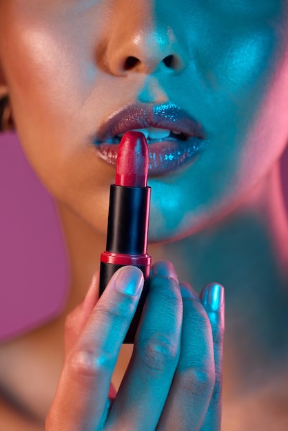 Destaquemos esos labios Captura recortada de una joven irreconocible posando en el estudio sobre un fondo rosa