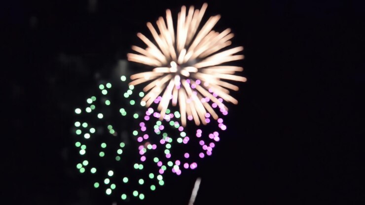Foto el destello de la fuente y el bokeh de las luces de fuegos artificiales sobre un fondo negro iluminación navideña