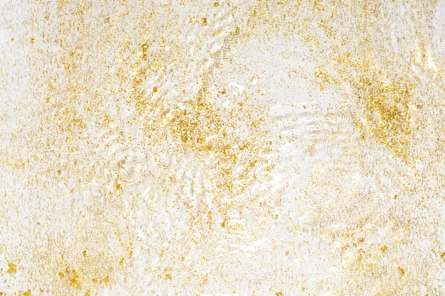 Destellos dorados en el agua. Brillo dorado y textura líquida. Fondo abstracto con partículas doradas. Fondo de celebración brillante. Telón de fondo festivo para sus proyectos.