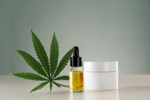 Destilação de folha de maconha em óleo CBD para conceito de finalidade dermatológica
