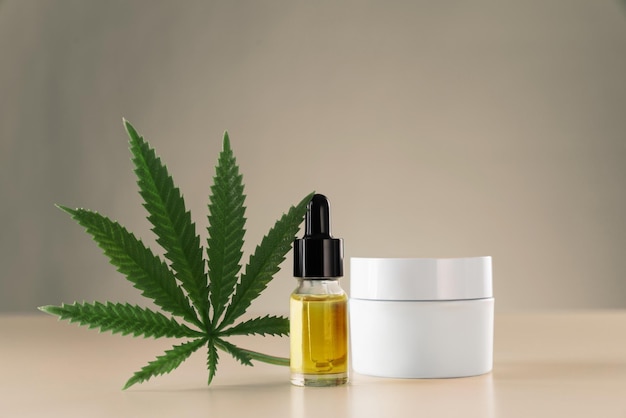 Destilación de hojas de marihuana en aceite de CBD para fines dermatológicos