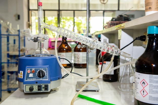 Destilación química en laboratorio de ciencia química