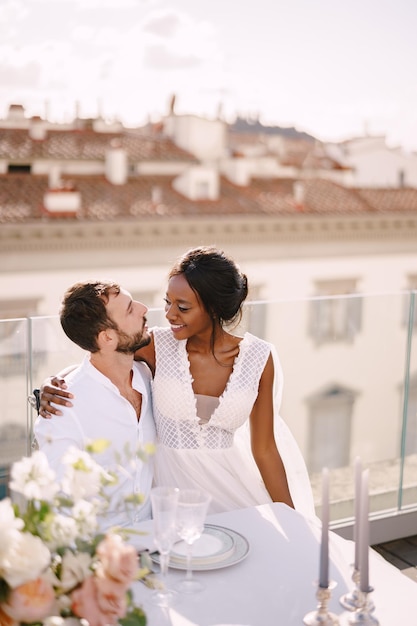 Destino boda fineart en florencia italia pareja de novios multiétnica novia afroamericana y