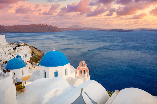 Destino de verão na Europa Conceito de viagem ao pôr do sol famosa paisagem cênica da ilha de Santorini Oia