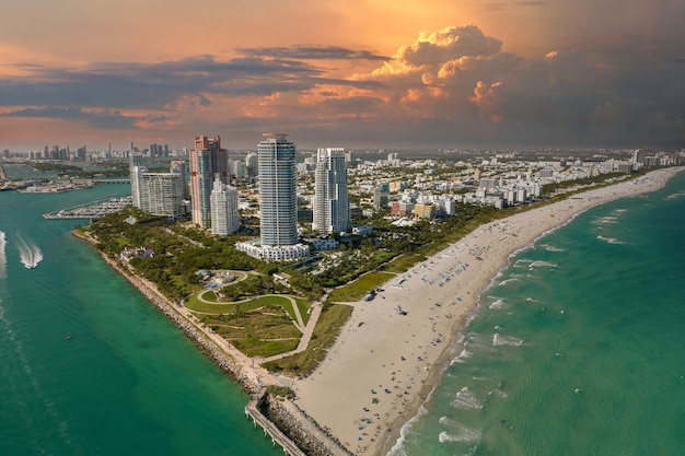 Foto destino de viagem dos eua south beach altos hotéis de luxo e edifícios de apartamentos costa sul americana da cidade de miami beach infraestrutura turística na flórida