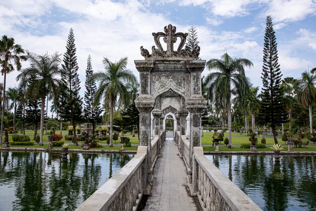 Destino de viagem. palácio do templo da água de karangasem em bali, indonésia.