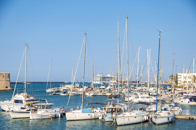 Destino ilha de Creta Grécia Navio e barco com mastro ancorado no antigo porto veneziano de Heraklion